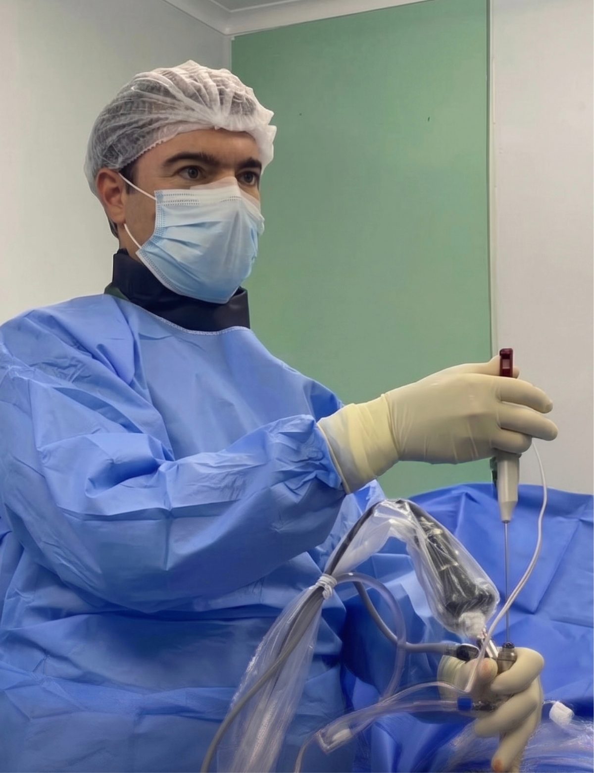 Dr. Jefferson Coelho de Léo realizando cirurgia da coluna por vídeo, técnica minimamente invasiva